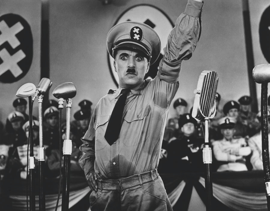 Nguyên do là vì Charles Chaplin thành công trong việc đả kích chống lại nhà độc tài Hitler chuyên quyền, độc đoán và chính quyền Đức quốc xã tàn sát người dân vô tội.