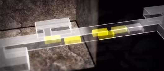 Để đề phòng những kẻ trộm mộ, các kiến trúc sư thiết kế và bố trí những khối đá khủng để chắn toàn bộ lối vào chính của lăng mộ sau khi hoàn tất quá trình mai táng.