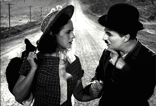 Vì vậy, tình báo Mỹ và Anh hợp tác với nhau điều tra Charlie Chaplin xem ông có mối quan hệ đặc biệt nào với các đảng viên cộng sản ở London hay không.