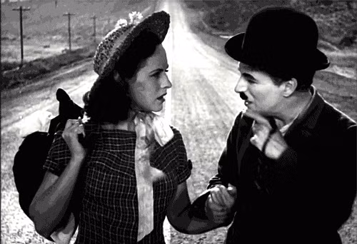 Vì vậy, tình báo Mỹ và Anh hợp tác với nhau điều tra Charlie Chaplin xem ông có mối quan hệ đặc biệt nào với các đảng viên cộng sản ở London hay không.