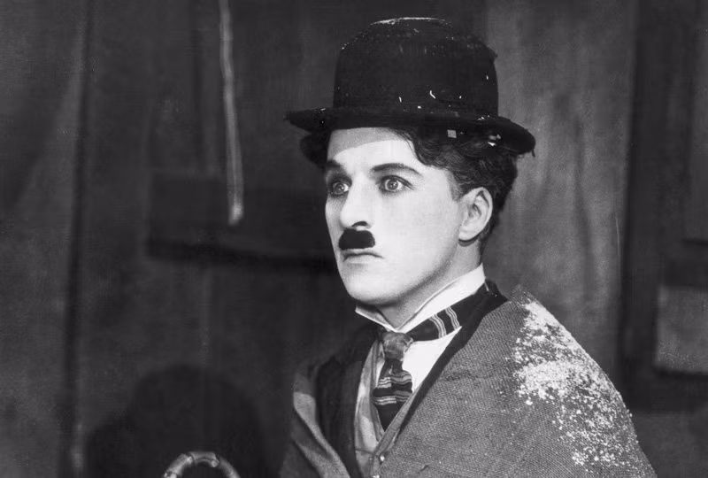 Thêm nữa, trong nhiều tác phẩm điện ảnh, Charlie Chaplin thông qua vai diễn của mình nhiều lần đả kích, châm biếm một số nhân vật "lớn" của Mỹ và các nước khác.