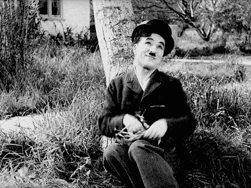 Là một người của công chúng, nhiều hoạt động của Charlie Chaplin đều thu hút sự quan tâm của công chúng. Không những vậy, ông còn bị tình báo Anh để mắt tới.