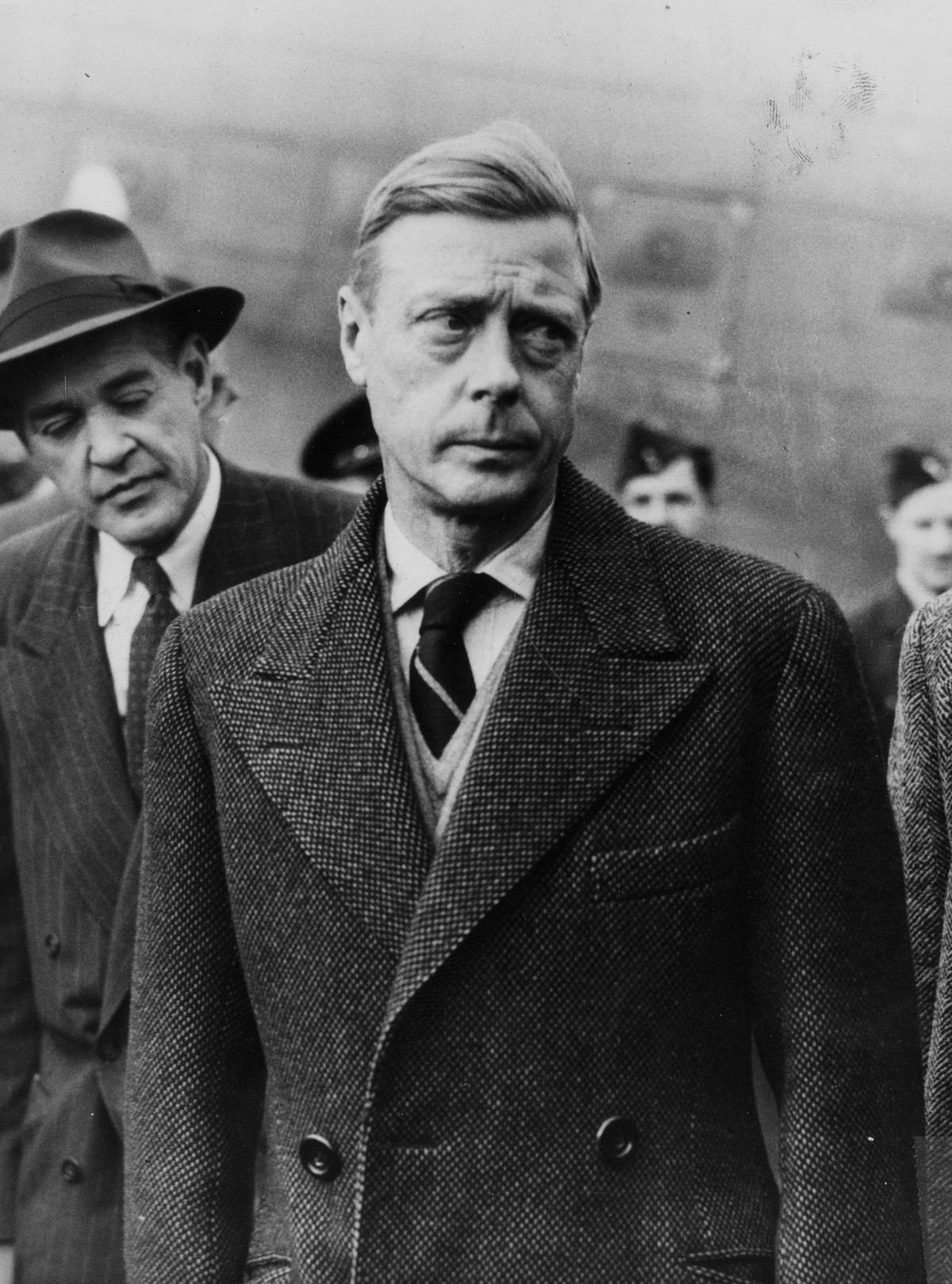 Vua Edward VIII lần đầu gặp người phụ nữ Mỹ có tên Wallis Simpson (sinh năm 1896) tại một bữa tiệc được tổ chức vào năm 1931. Khi ấy, Simpson đang chung sống với người chồng thứ hai. Tháng 10/1936, người phụ nữ này ly hôn lần 2.