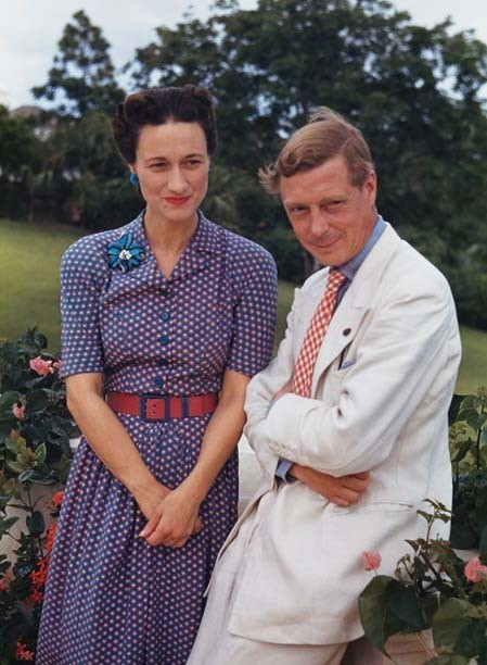 Trước sự phản đối gay gắt của mọi người, Vua Edward VIII đưa ra đề xuất nếu hai người kết hôn thì ông vẫn làm vua nhưng bà Wallis không được phong làm hoàng hậu. Tuy nhiên, giới chức Anh bác bỏ đề xuất của nhà vua.