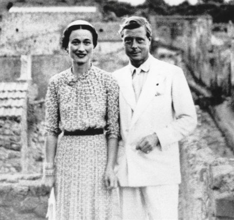 Trong bài phát biểu thông báo quyết định thoái vị, Vua Edward VIII nói: ''Các bạn phải tin tôi khi tôi nói với các bạn rằng tôi không thể gánh vác trách nhiệm nặng nề của một nhà vua nếu không có sự giúp đỡ và ủng hộ của người phụ nữ tôi yêu".