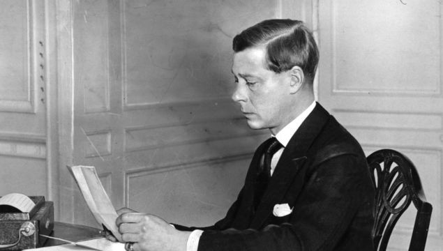 Cụ thể, Vua Edward VIII sinh năm 1894 và là con trai của George V. Sau khi vua cha qua đời vào tháng 1/1936, Edward lên ngôi kế vị ngai vàng.