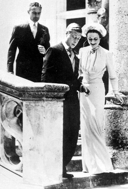 Nguyên do là bởi Giáo hội Anh khi ấy ngăn cấm việc nhà vua kết hôn với người đã ly dị khi người chồng hoặc vợ cũ vẫn còn sống. Thêm nữa, mối tình của Vua Edward VIII với bà Simpson cũng bị các thành viên trong Hoàng gia Anh phản đối kịch liệt.