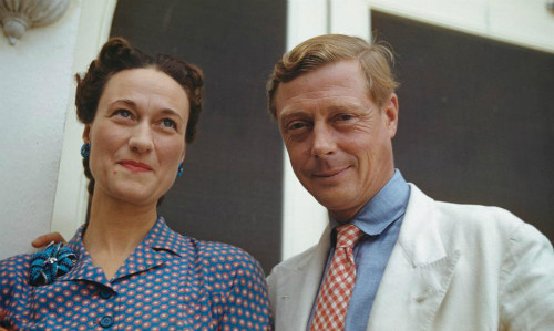 Vào tháng 11/1936, Vua Edward VIII nói chuyện với Thủ tướng Anh Stanley Baldwin về ý định kết hôn với bà Simpson. Sau khi nghe xong, Thủ tướng Baldwin trả lời rằng công chúng sẽ không chấp nhận việc bà Simpson làm hoàng hậu.