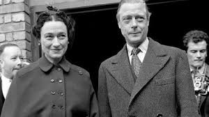 Sau một thời gian suy nghĩ, Vua Edward VIII đưa ra một quyết định gây chấn động dư luận là thoái vị vào ngày 11/12/1936. Theo đó, bố của Nữ hoàng Elizabeth lúc bấy giờ là George VI trở thành nhà vua mới của Vương quốc Anh.