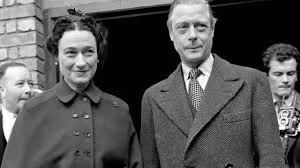 Sau một thời gian suy nghĩ, Vua Edward VIII đưa ra một quyết định gây chấn động dư luận là thoái vị vào ngày 11/12/1936. Theo đó, bố của Nữ hoàng Elizabeth lúc bấy giờ là George VI trở thành nhà vua mới của Vương quốc Anh.