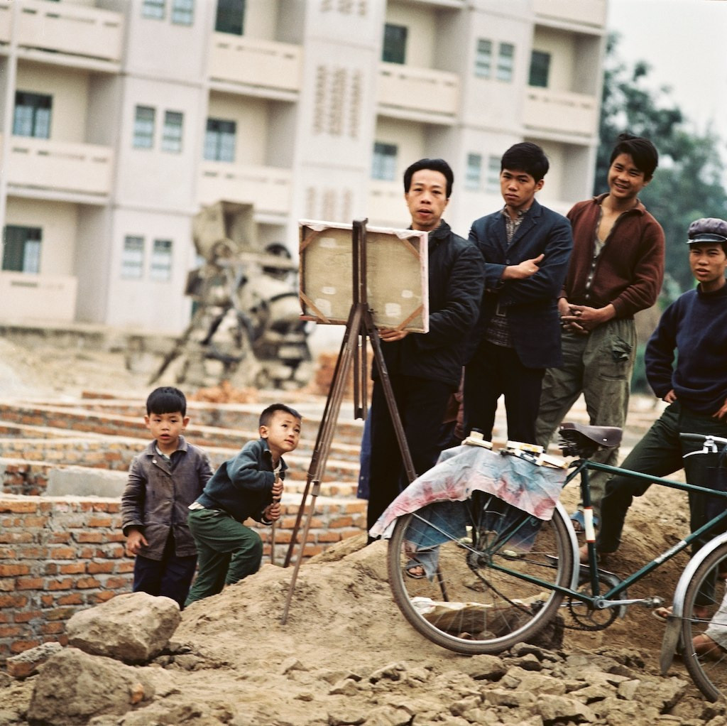 Nhiếp ảnh gia Thomas Billhardt chụp ảnh người họa sĩ vẽ tranh thu hút sự hiếu kỳ của những người xung quanh.