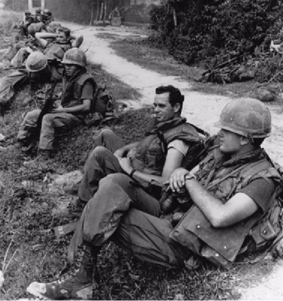 Tháng 3/1971, thiếu úy William Calley trở thành người duy nhất bị kết án vì tham gia cuộc thảm sát Mỹ Lai với cáo buộc phạm tội ác chiến tranh. Trong sự kiện gây rúng động dư luận Việt Nam và thế giới năm 1968, Calley giết khoảng 22 người dân vô tội. Người lính Mỹ này bị kết án tù 3 năm rưỡi với hình thức quản thúc tại gia.