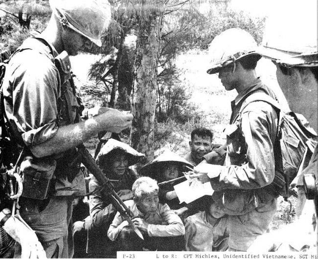 Lính Mỹ bắt người dân ở thôn Mỹ Lai ngồi vào một góc trước khi thực hiện cuộc thảm sát đẫm máu.