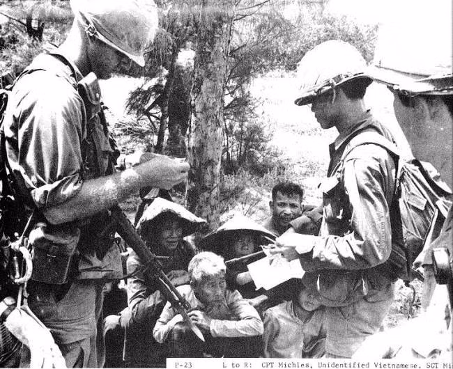 Lính Mỹ bắt người dân ở thôn Mỹ Lai ngồi vào một góc trước khi thực hiện cuộc thảm sát đẫm máu.