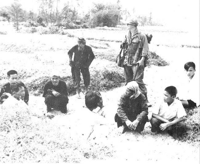 Những người dân ở thôn Mỹ Lai bị lính Mỹ bắt trước khi thảm sát hàng loạt.