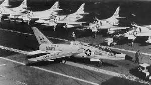 Tiếp đến, phi công Attridge phát hiện một loạt đạn xuyên qua buồng lái khiến người này cho rằng chiếc F11F-1 Tiger bị tấn công nên buộc phải hạ cánh khẩn cấp.