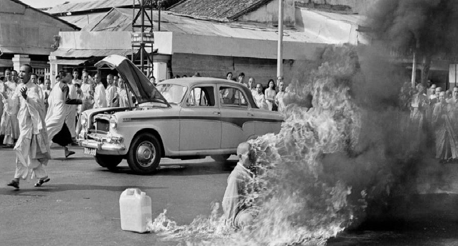 Hòa thượng Thích Quảng Đức tự thiêu tại Sài Gòn ngày 11/6/1963 nhằm phản đối sự đàn áp Phật giáo của chính quyền Sài Gòn. Bức ảnh kinh điển về chiến tranh Việt Nam này sau khi được công bố đã gây chấn động dư luận thế giới và tạo ra làn sóng phản chiến ở Mỹ và các nước.