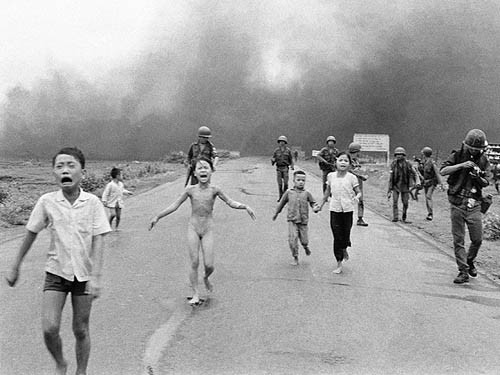 Nhiếp ảnh gia AP Nick Ut nổi tiếng thế giới với bức ảnh "Em bé Napalm" chụp năm 1972. Hình ảnh cô bé Phan Thị Kim Phúc, 9 tuổi, hoảng loạn bỏ chạy trong tình trạng bị bỏng nặng cùng một số đứa trẻ khác sau khi máy bay thả bom Napalm xuống Trảng Bàng, Tây Ninh. Bức ảnh phơi bày hậu quả kinh hoàng của cuộc chiến mà Mỹ tiến hành ở Việt Nam.