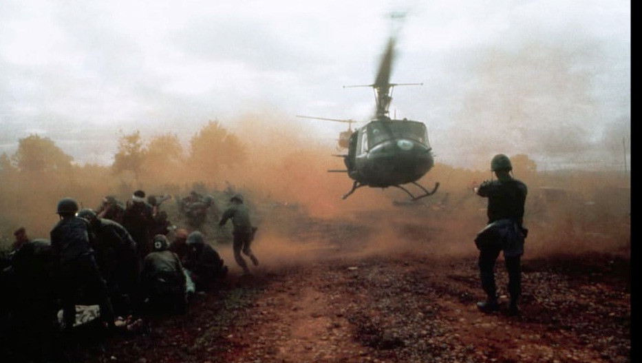 Trực thăng Mỹ cất cánh tại một khu đất trống ở Việt Nam năm 1965.