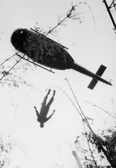 Trực thăng của Mỹ di chuyển thi thể một lính nhảy dù Mỹ tử trận khi thực hiện nhiệm vụ ở khu rừng của Việt Nam gần biên giới Campuchia năm 1966.