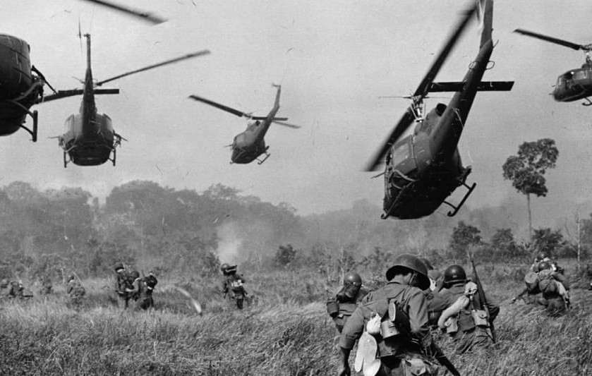 Nhiếp ảnh gia Horst Faas chụp khoảnh khắc trực thăng của Mỹ hỗ trợ lực lượng dưới mặt đất làm nhiệm vụ khi tham chiến tại Việt Nam năm 1969.