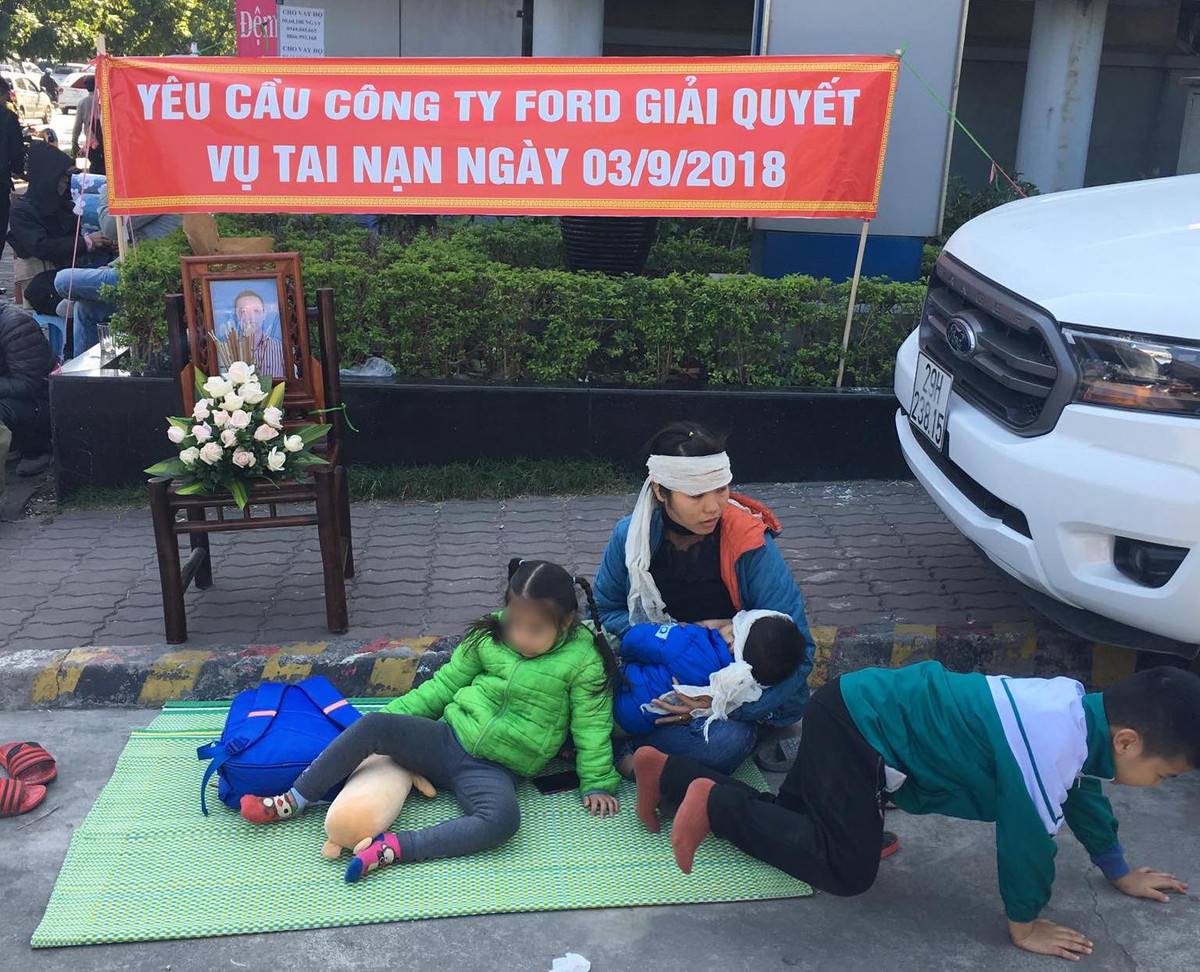 Mang di anh chong den 'bat den' Ford Thanh Xuan, vi sao nguoi phu nu lam vay?