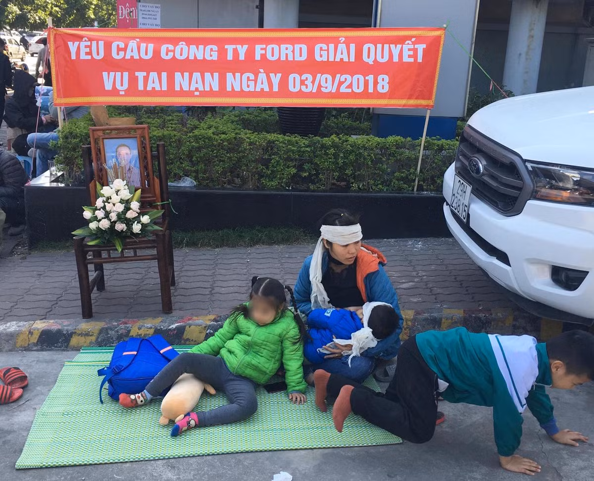 Mang di anh chong den 'bat den' Ford Thanh Xuan, vi sao nguoi phu nu lam vay?