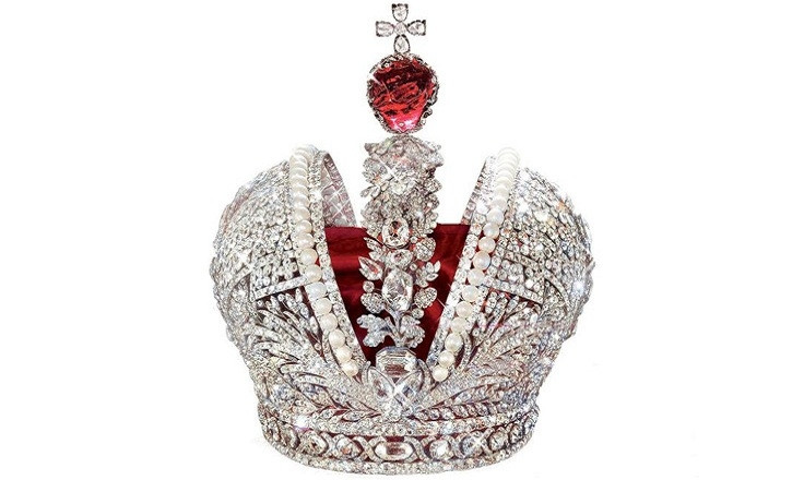 Đây là vương miện được sử dụng lần đầu tiên trong lễ đăng quang của Nữ hoàng Catherine II hay còn gọi Catherine Đại đế vào năm 1762.