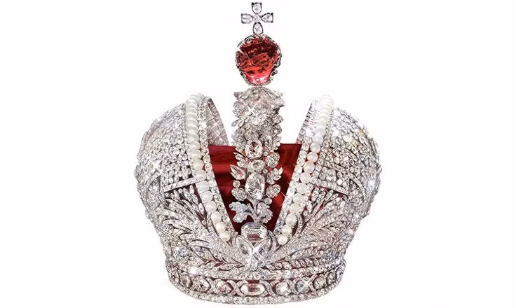 Đây là vương miện được sử dụng lần đầu tiên trong lễ đăng quang của Nữ hoàng Catherine II hay còn gọi Catherine Đại đế vào năm 1762.