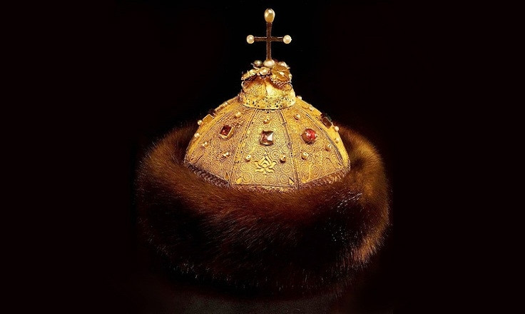 Monomakh’s Cap là vương miện quyền lực và cổ nhất được trưng bày ở điện Kremlin, Anh. Bảo vật này từng là biểu tượng của các Sa hoàng Nga.