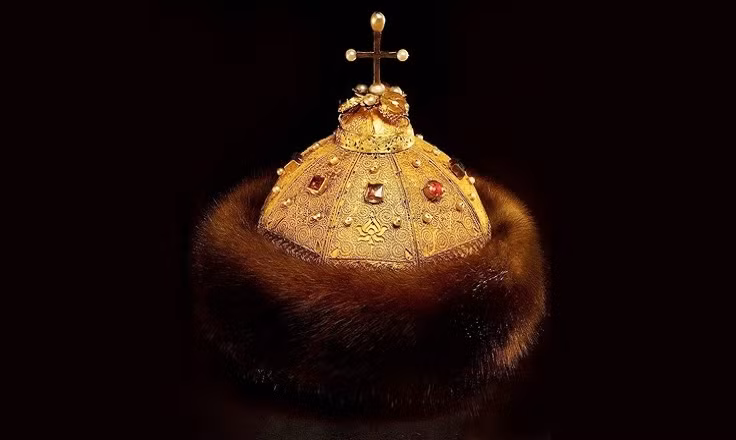 Monomakh’s Cap là vương miện quyền lực và cổ nhất được trưng bày ở điện Kremlin, Anh. Bảo vật này từng là biểu tượng của các Sa hoàng Nga.