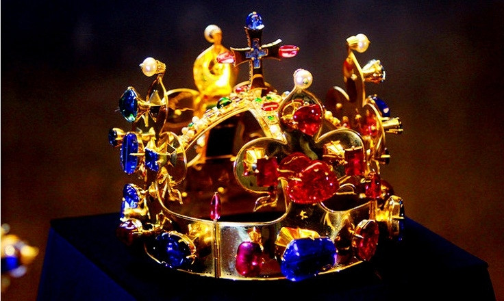 Vương miện của Thánh Wenceslas là một trong số những bộ phục sức dành cho các triều vua của Vương quốc Bohemia.