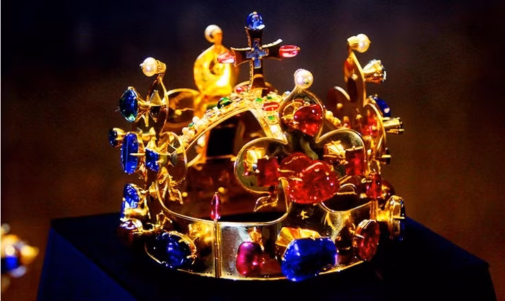 Vương miện của Thánh Wenceslas là một trong số những bộ phục sức dành cho các triều vua của Vương quốc Bohemia.