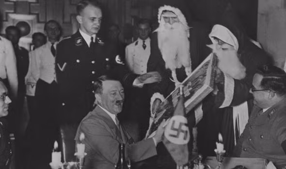 Hitler với gương mặt rạng rỡ khi nhận quà Giáng sinh.