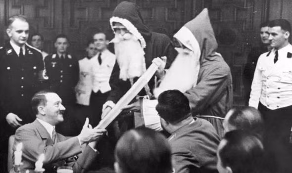 Khi tham dự bữa tiệc Giáng sinh, trùm phát xít Hitler còn nhận được quà từ ông già Noel.