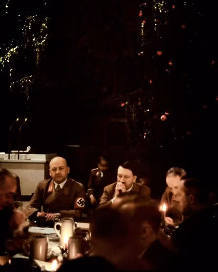 Nhiều tướng tá cấp cao trong chính quyền phát xít Đức có mặt trong bữa tiệc Giáng sinh do Hitler tổ chức.