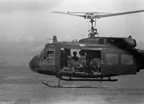 Trực thăng Bell UH-1 của Mỹ vận chuyển quân sĩ đến khu vực chiến sự.