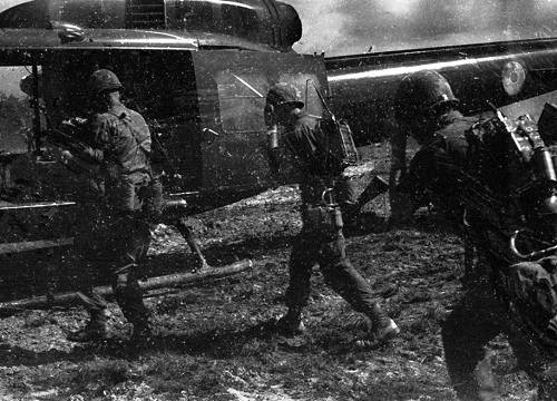 Một nhóm lính Mỹ di chuyển lên trực thăng Huey khi làm nhiệm vụ tại chiến trường Việt Nam.