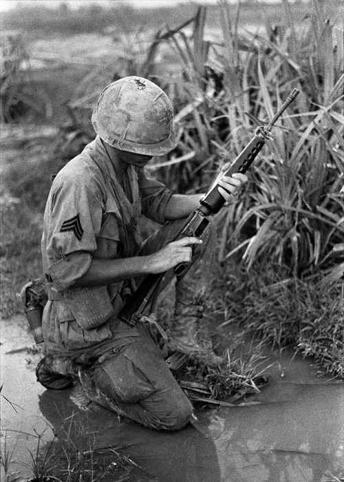 Lính Mỹ kiểm tra vũ khí kỹ càng trước khi lên đường làm nhiệm vụ.