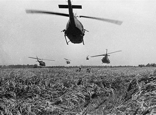 Hàng loạt trực thăng Huey hỗ trợ lính Mỹ làm nhiệm vụ tại khu vực Dầu Tiếng. Video: Cuộc hội ngộ 37 năm sau chiến tranh (nguồn: VTC14).