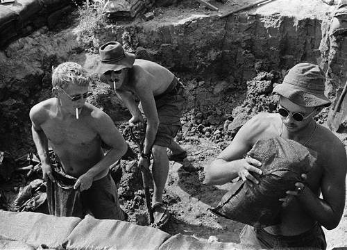 Ba binh sĩ Mỹ chuẩn bị cho một cuộc chiến đấu.