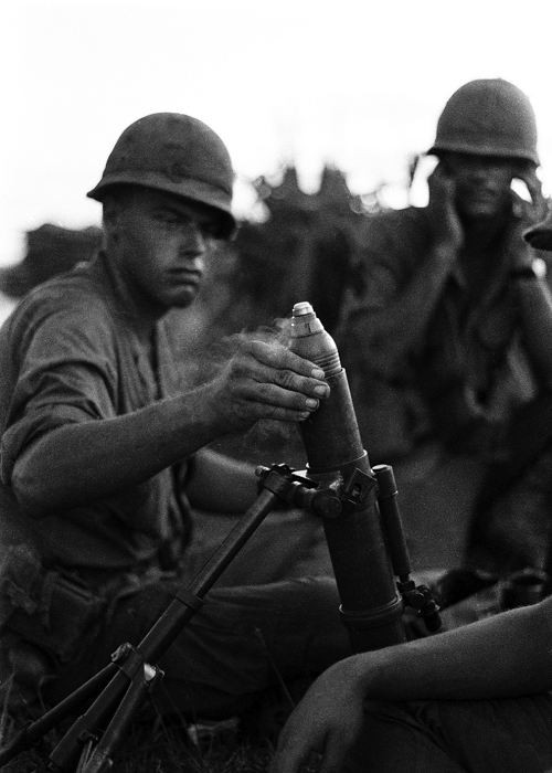 Lính Mỹ khai hỏa một quả pháo cối.