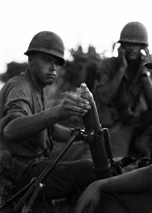 Lính Mỹ khai hỏa một quả pháo cối.