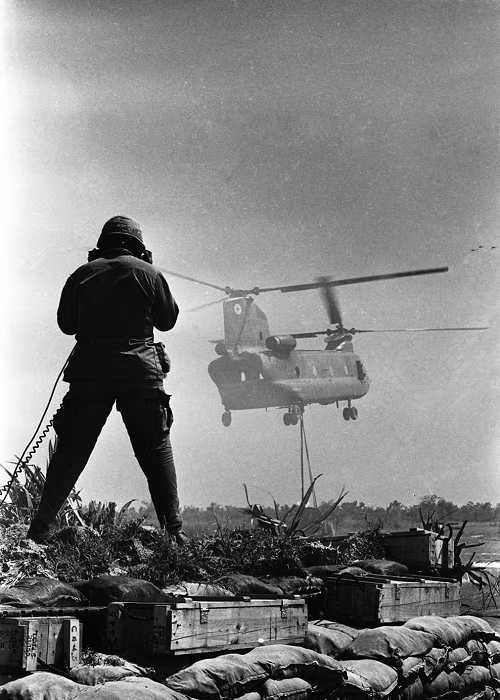 Máy bay vận chuyển vũ khí và đồ tiếp tế của Mỹ tại căn cứ gần cứ điểm Dầu Tiếng.