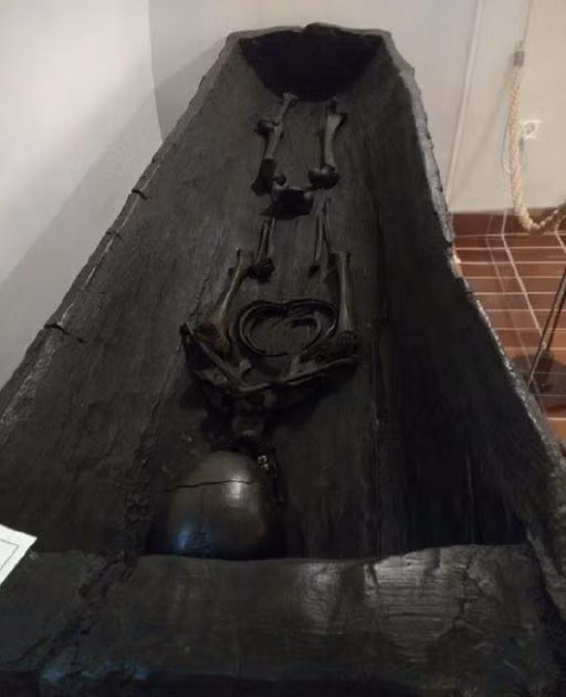 Sau một loạt kiểm tra, các chuyên gia kết luận người phụ nữ này sống vào khoảng năm 100 sau Công nguyên. Bà qua đời khi khoảng 25 - 30 tuổi.