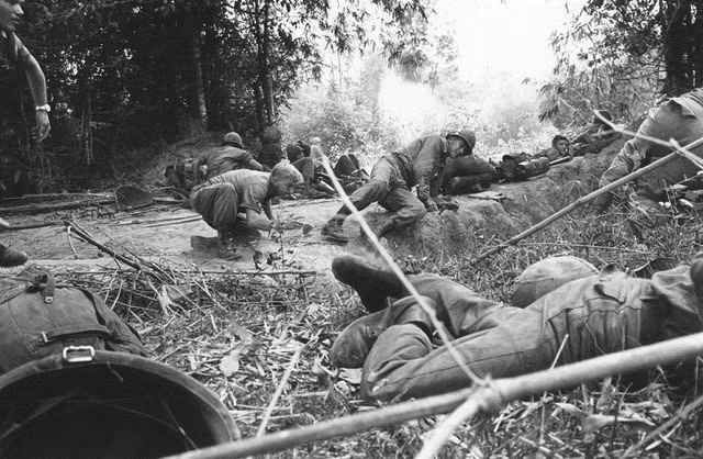 Lính Mỹ tìm chỗ ẩn nấp, ảnh chụp vào tháng 1/1966.
