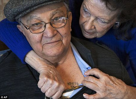 Những thợ xăm làm việc trong trại tập trung sử dụng các dụng cụ thô sơ để xăm số hiệu dành cho tù nhân Do Thái lên cánh tay hoặc ngực.