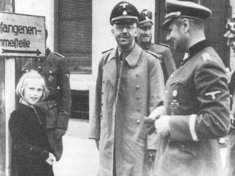 Là cánh tay đắc lực của trùm phát xít Hitler, Heinrich Himmler nhanh chóng trở thành lãnh đạo của lực lượng SS khét tiếng với nhiều tội ác nhằm vào người Do Thái và những vụ tàn sát đẫm máu khác.