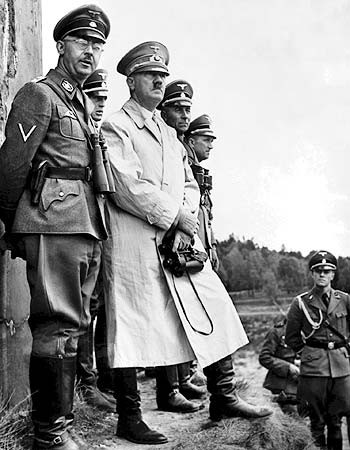 Dưới sự chỉ đạo của Hitler, Himmler được cho chính là kẻ chủ mưu xây dựng hệ thống trại tập trung khiến hàng triệu người Do Thái thiệt mạng.