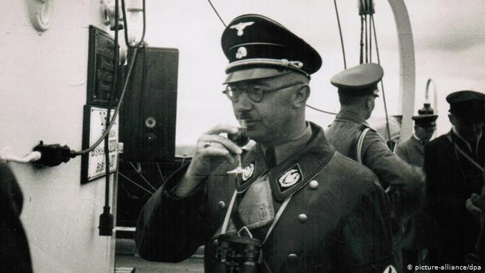 Không những vậy, Himmler còn ra lệnh cho cấp dưới bắt giữ các thành viên trong gia đình những cảnh sát trên rồi đưa họ đến trại tập trung.